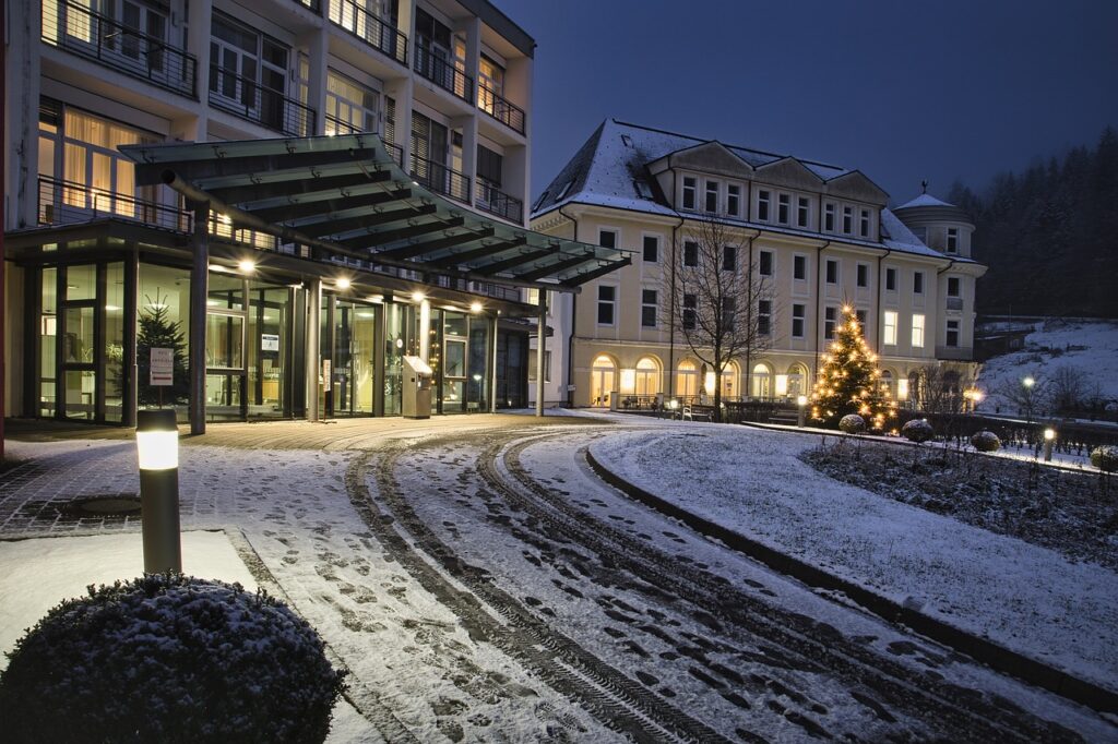 hotel, winter, season-6862159.jpg